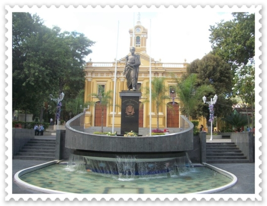 Iglesia Santa Rosa de Lima y plaza Bolívar de Charallave.